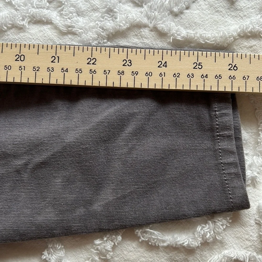 NWT Kut from the Kloth Diana skinny corduroy pants. Seal gray, size 4P.
